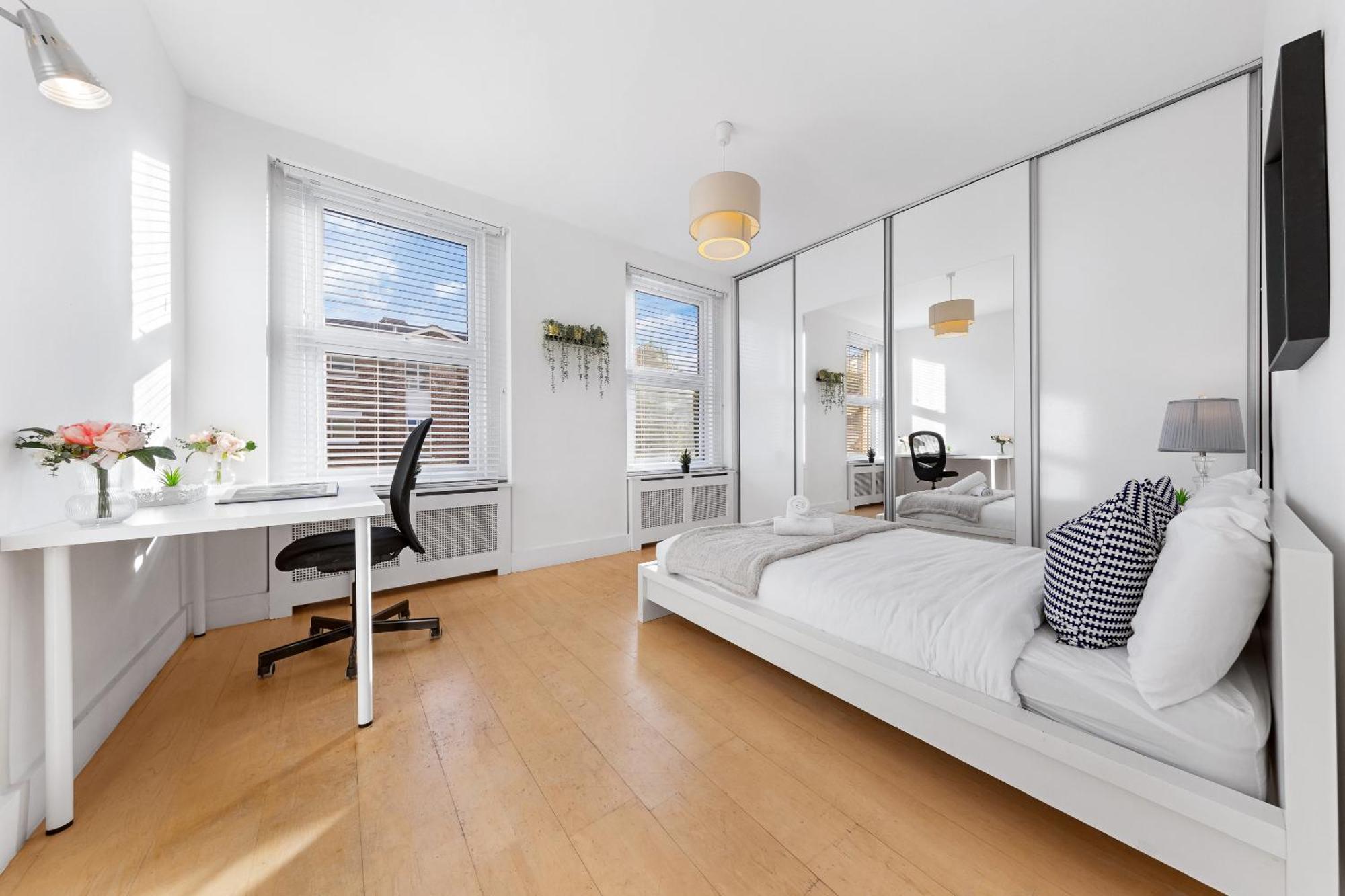 Luxury 4-bedroom Modern Flat In Steps From Station, Sleeps 9 In Style! Appartement