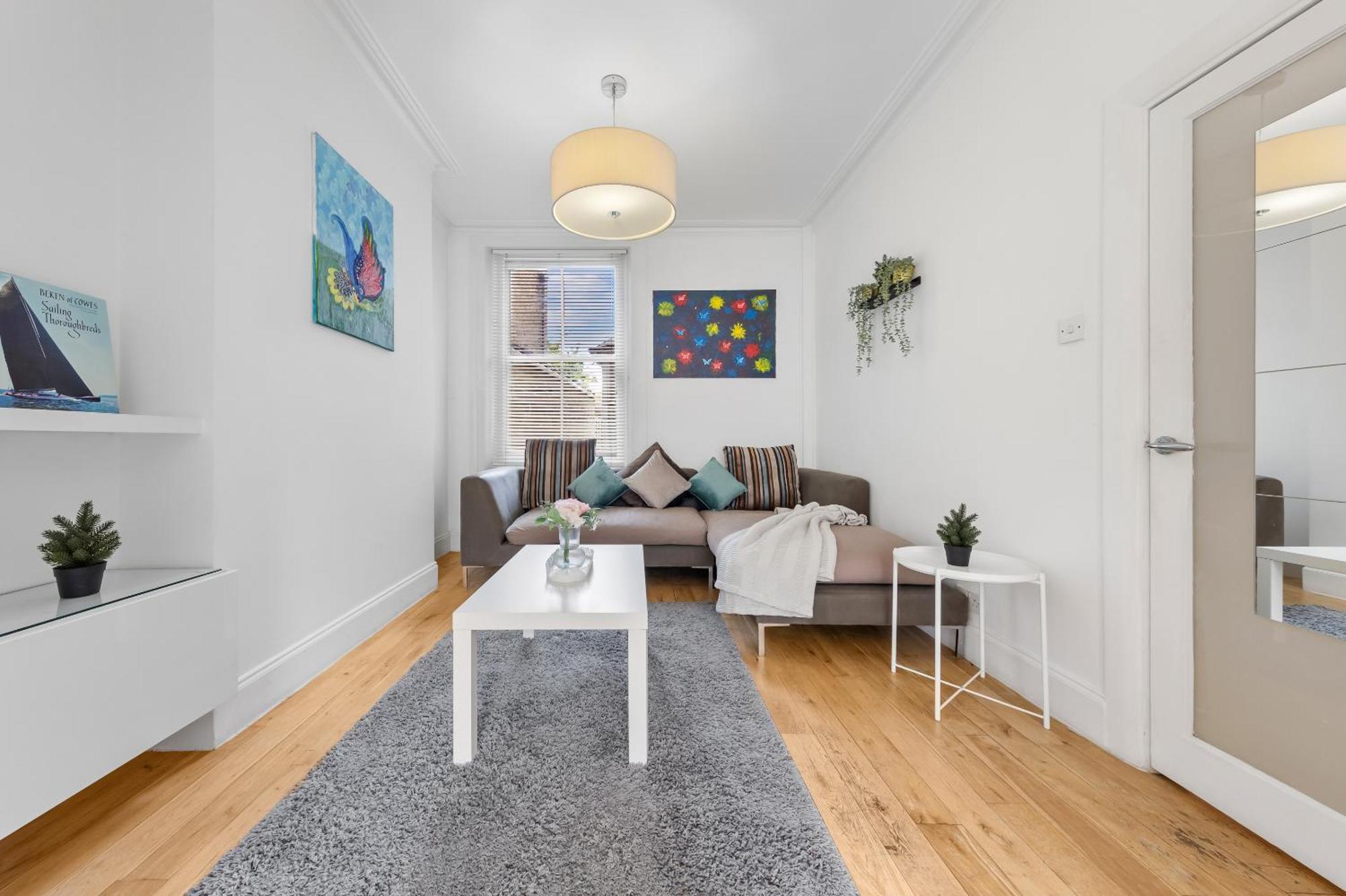 Appartement Luxury 4-bedroom Modern Flat In Steps From Station, Sleeps 9 In Style!