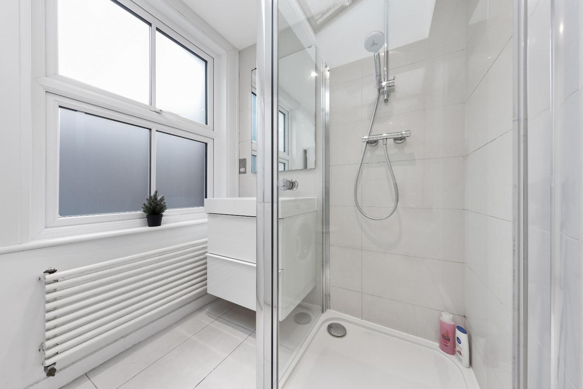 Appartement Luxury 4-bedroom Modern Flat In Steps From Station, Sleeps 9 In Style! *