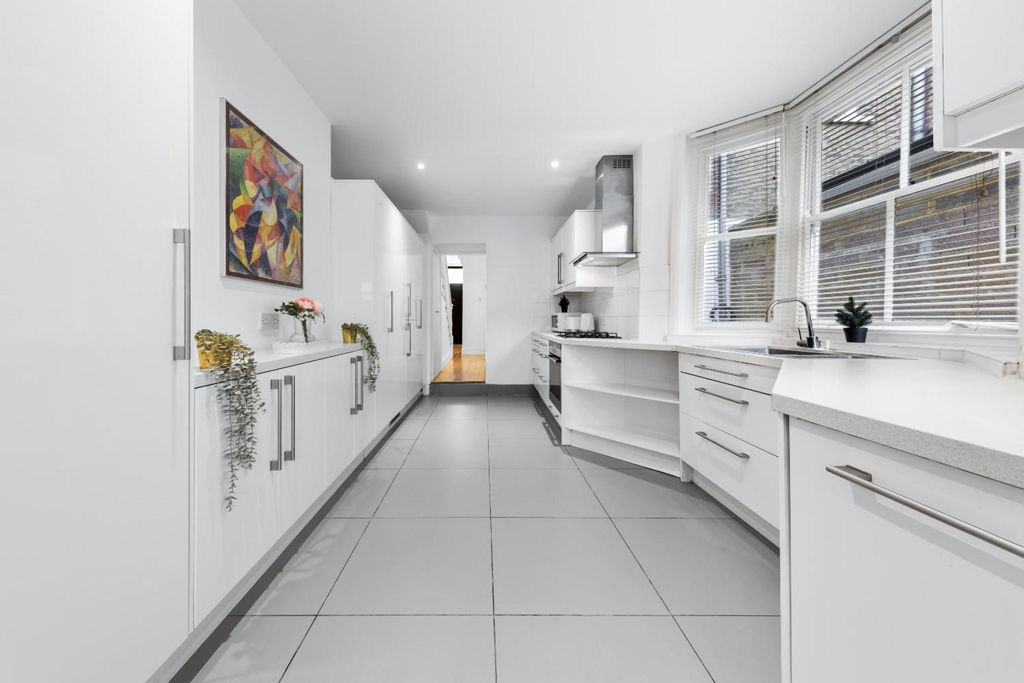 Luxury 4-bedroom Modern Flat In Steps From Station, Sleeps 9 In Style! Appartement