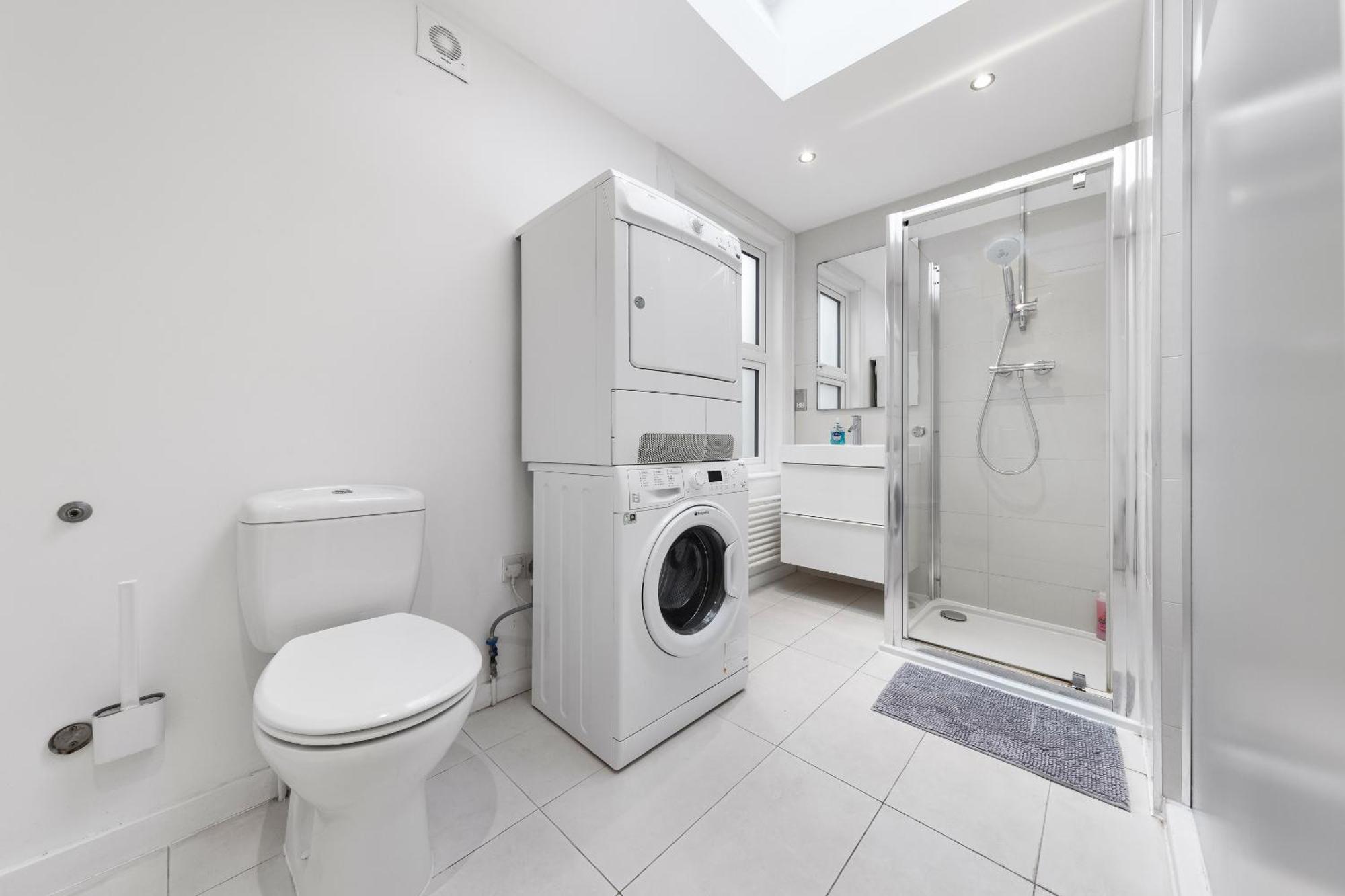 Luxury 4-bedroom Modern Flat In Steps From Station, Sleeps 9 In Style! Appartement