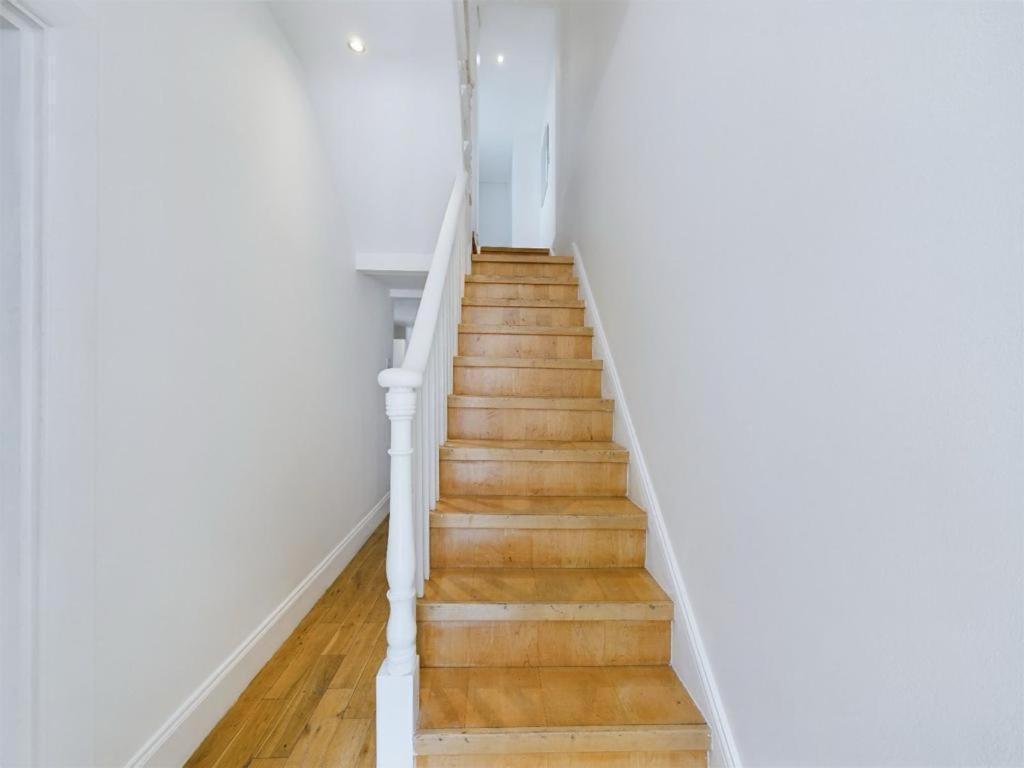 Luxury 4-bedroom Modern Flat In Steps From Station, Sleeps 9 In Style! Appartement