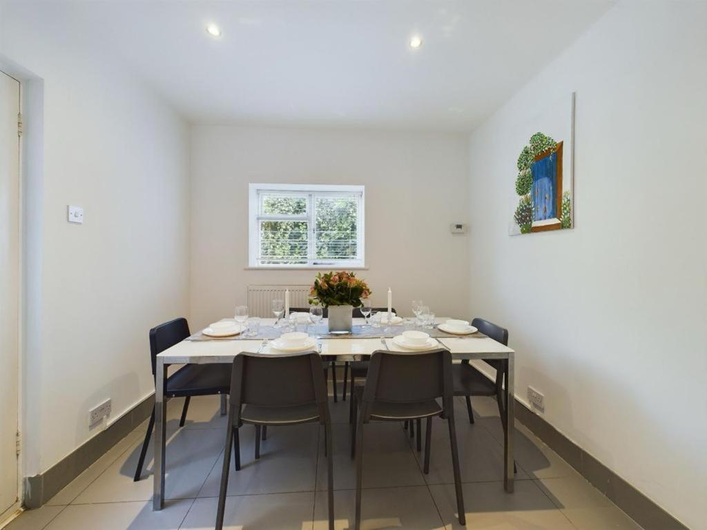 Appartement Luxury 4-bedroom Modern Flat In Steps From Station, Sleeps 9 In Style! Londres