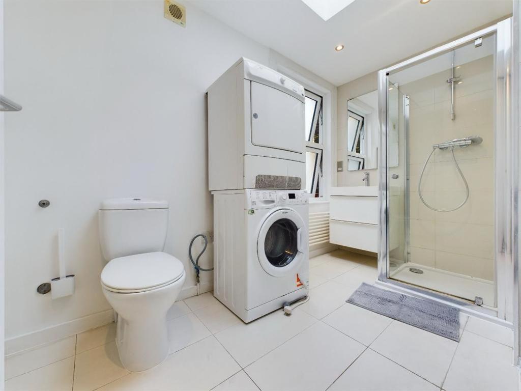 Luxury 4-bedroom Modern Flat In Steps From Station, Sleeps 9 In Style! Appartement