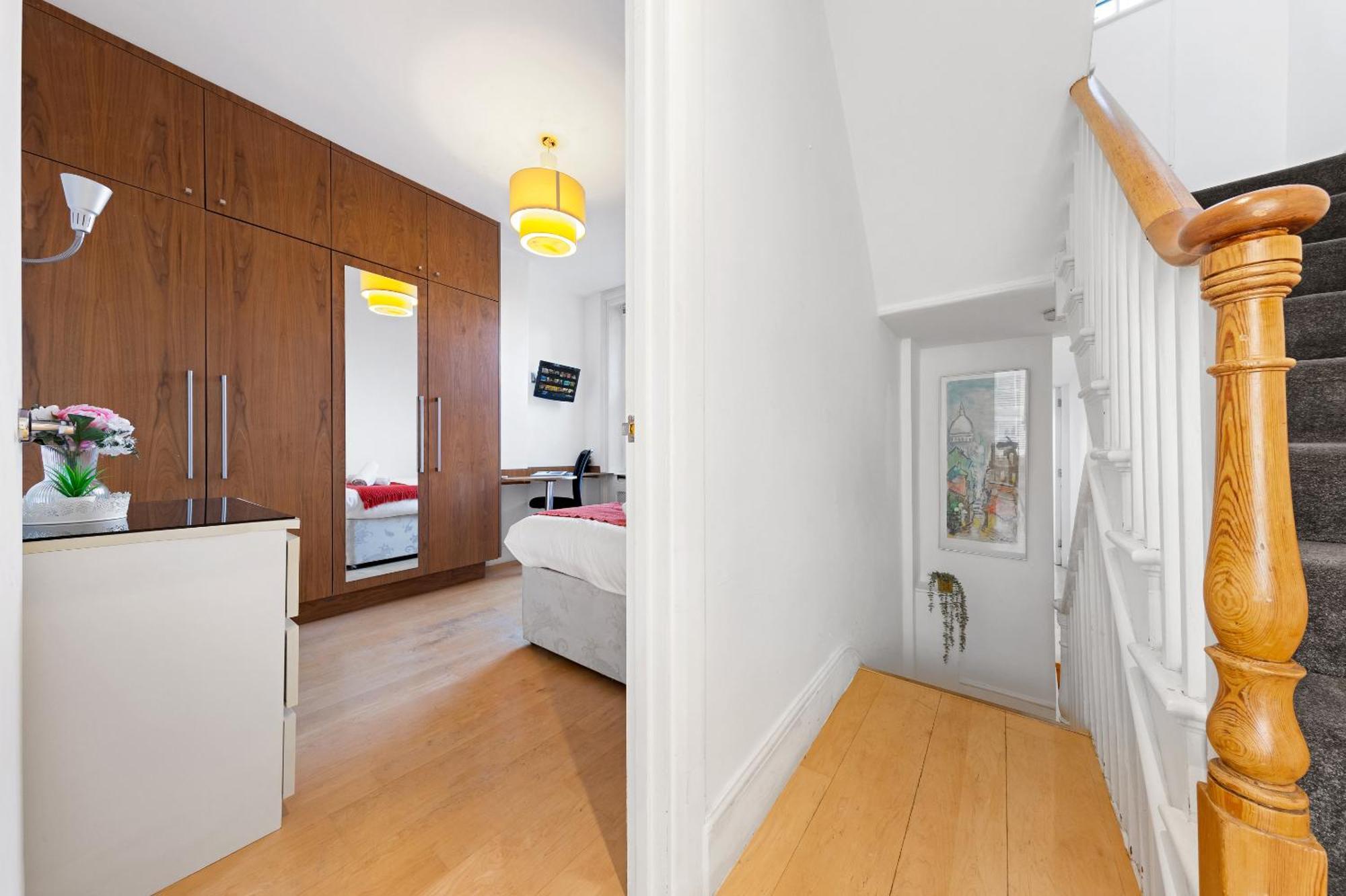 Appartement Luxury 4-bedroom Modern Flat In Steps From Station, Sleeps 9 In Style!