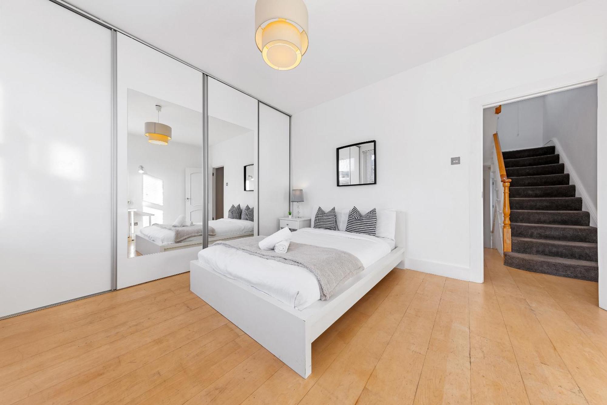 Luxury 4-bedroom Modern Flat In Steps From Station, Sleeps 9 In Style! Appartement *
