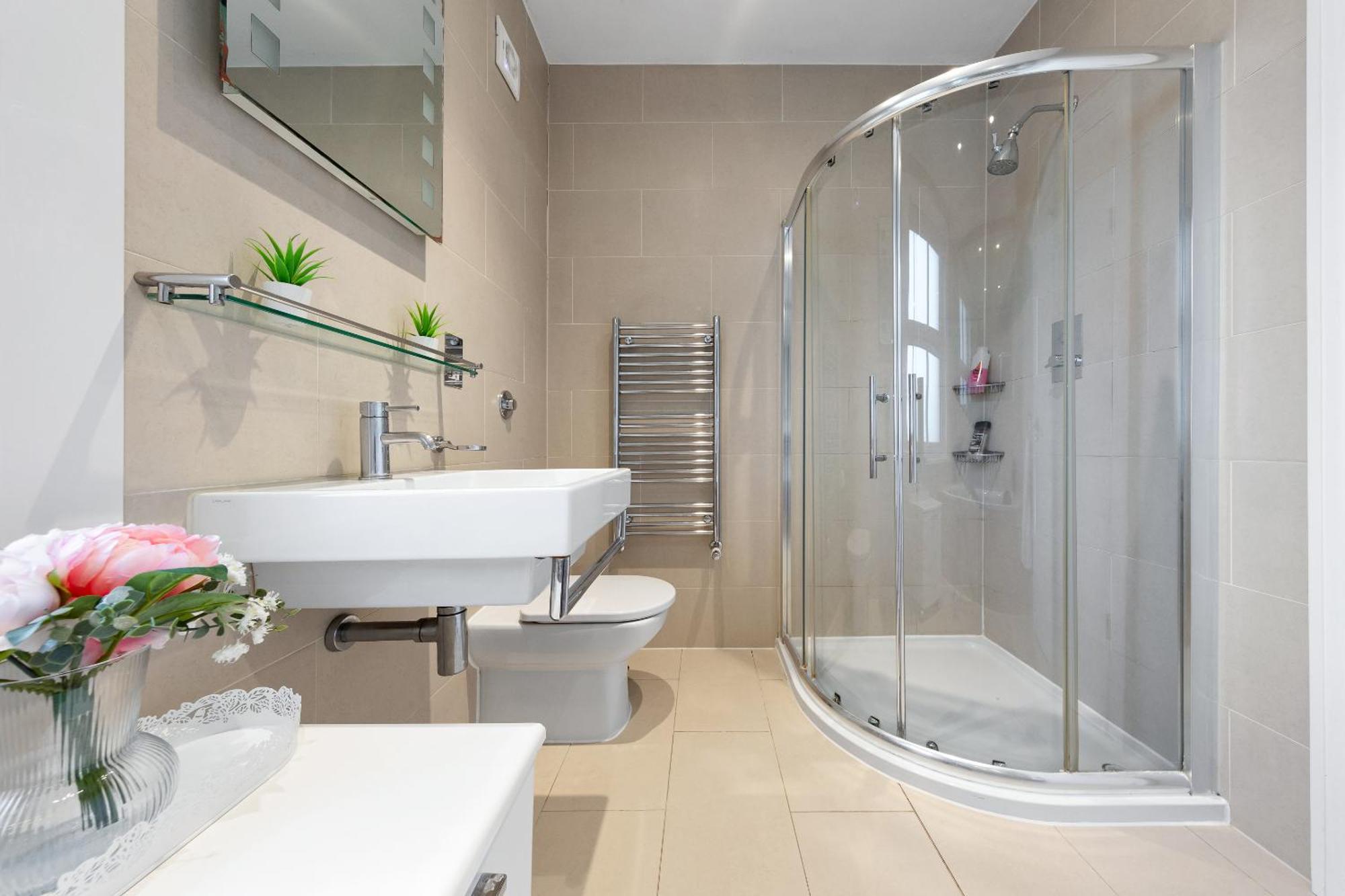Appartement Luxury 4-bedroom Modern Flat In Steps From Station, Sleeps 9 In Style!
