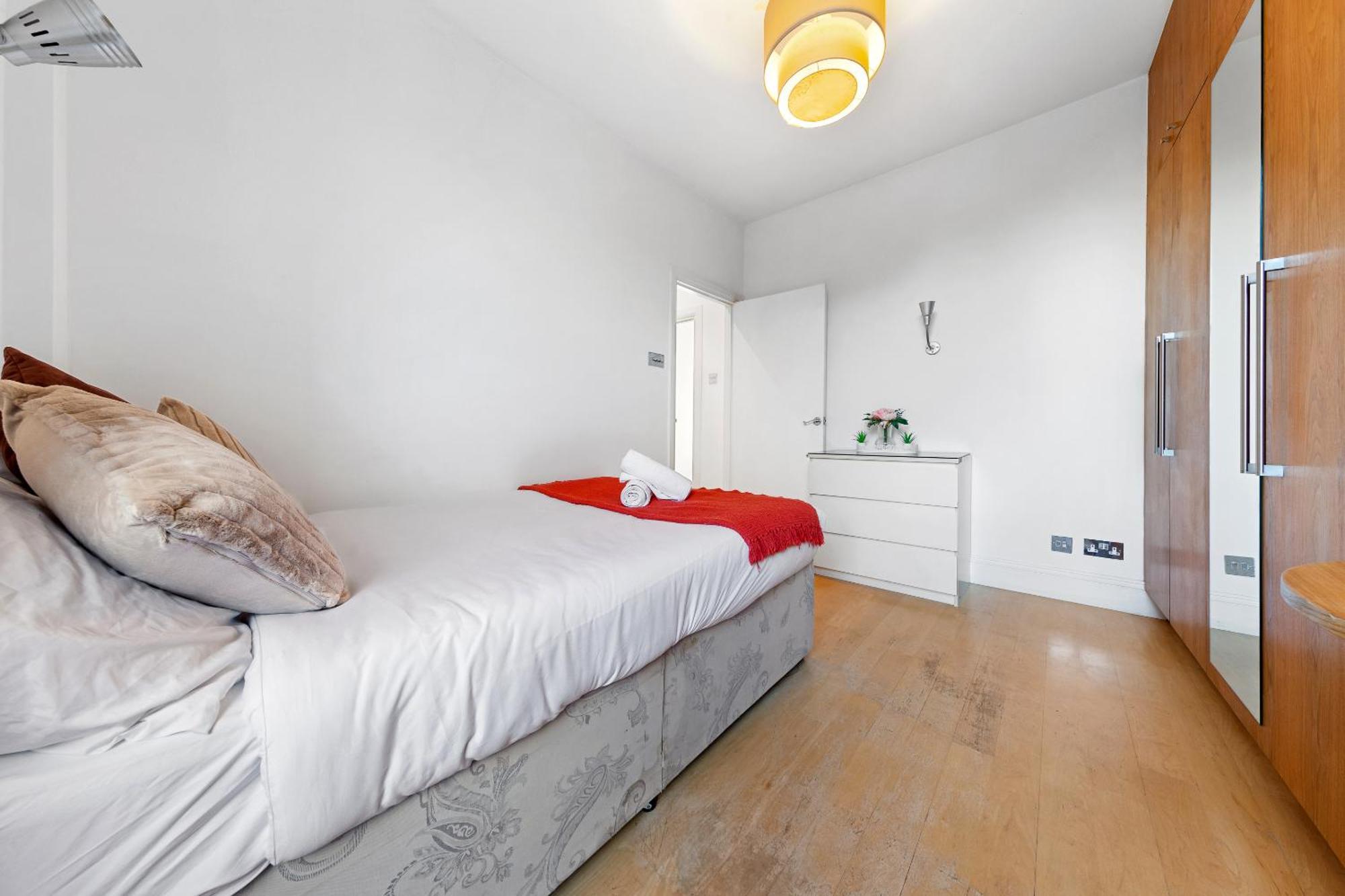 Appartement Luxury 4-bedroom Modern Flat In Steps From Station, Sleeps 9 In Style!