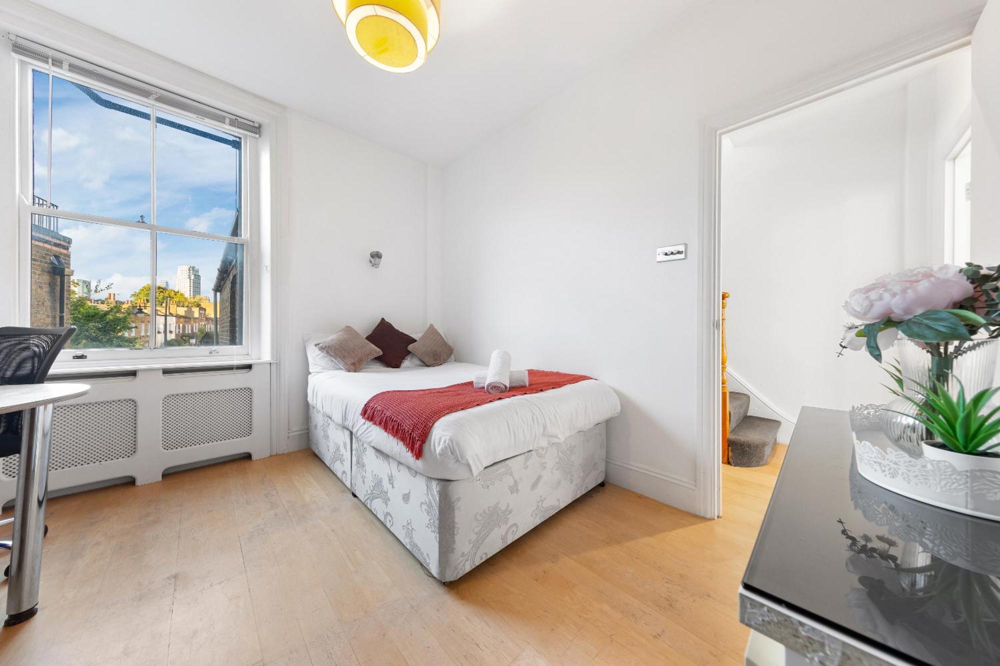 Luxury 4-bedroom Modern Flat In Steps From Station, Sleeps 9 In Style! Appartement
