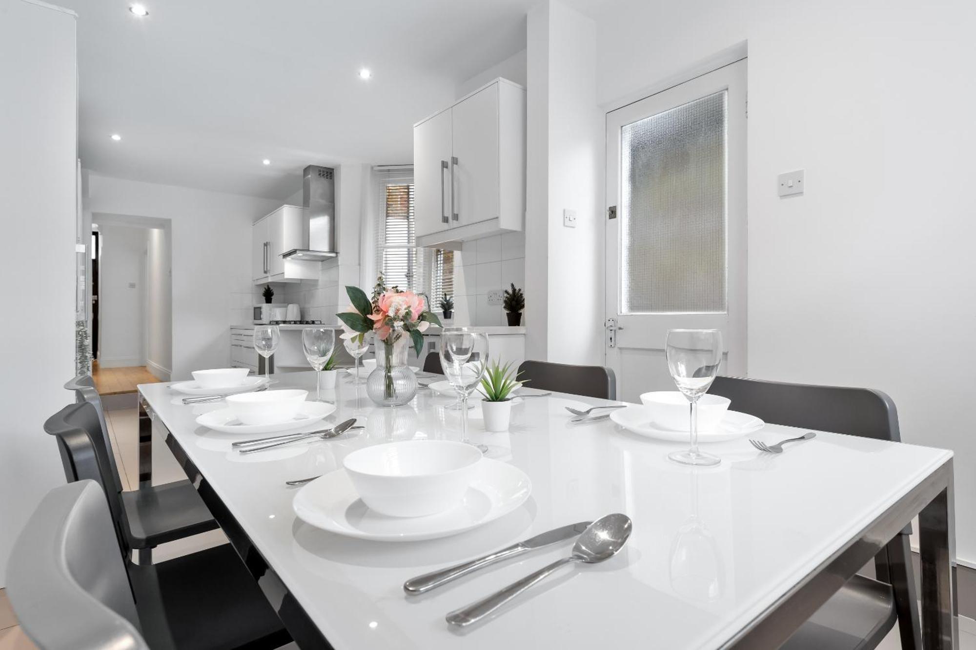 Appartement Luxury 4-bedroom Modern Flat In Steps From Station, Sleeps 9 In Style! Londres