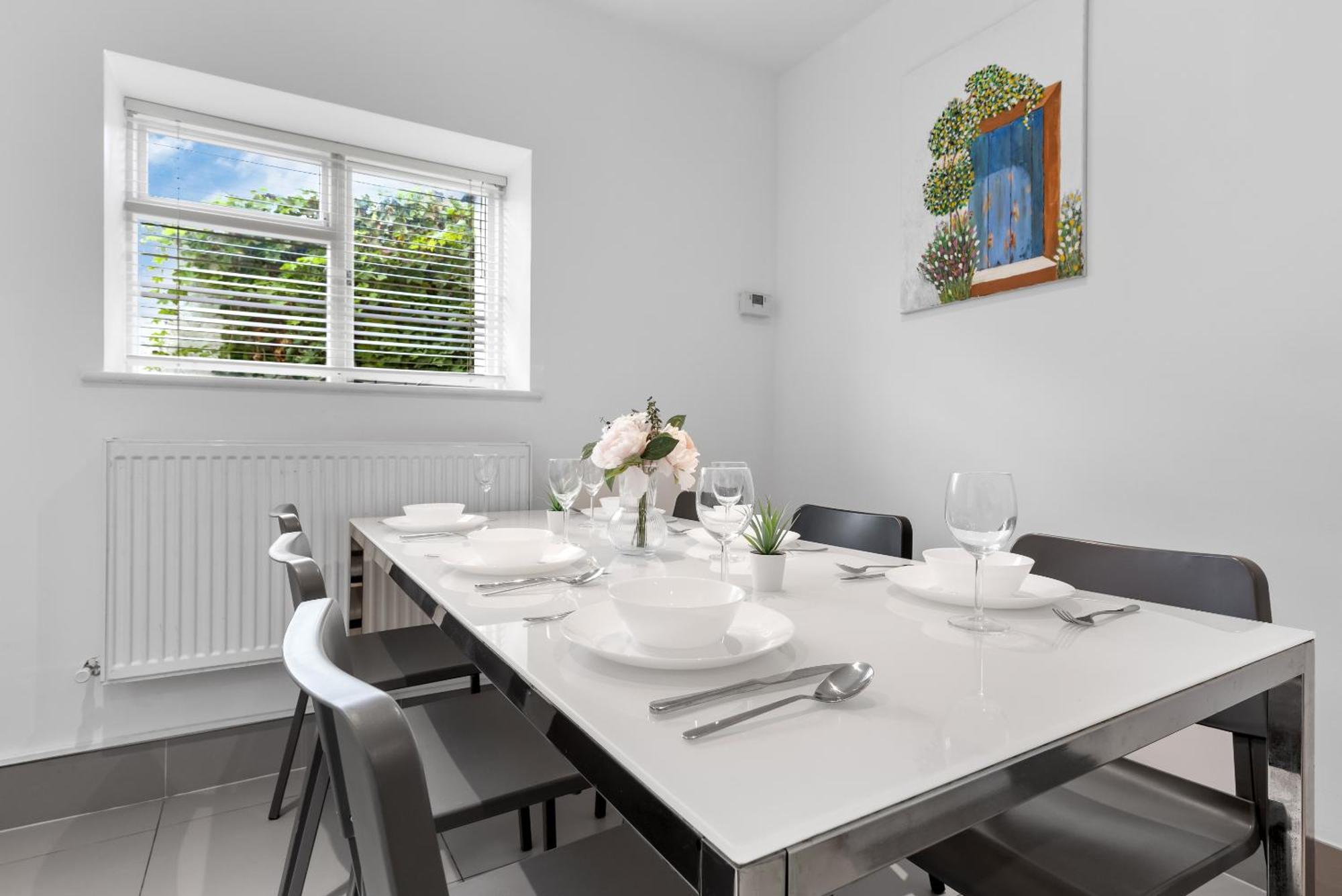 Appartement Luxury 4-bedroom Modern Flat In Steps From Station, Sleeps 9 In Style!