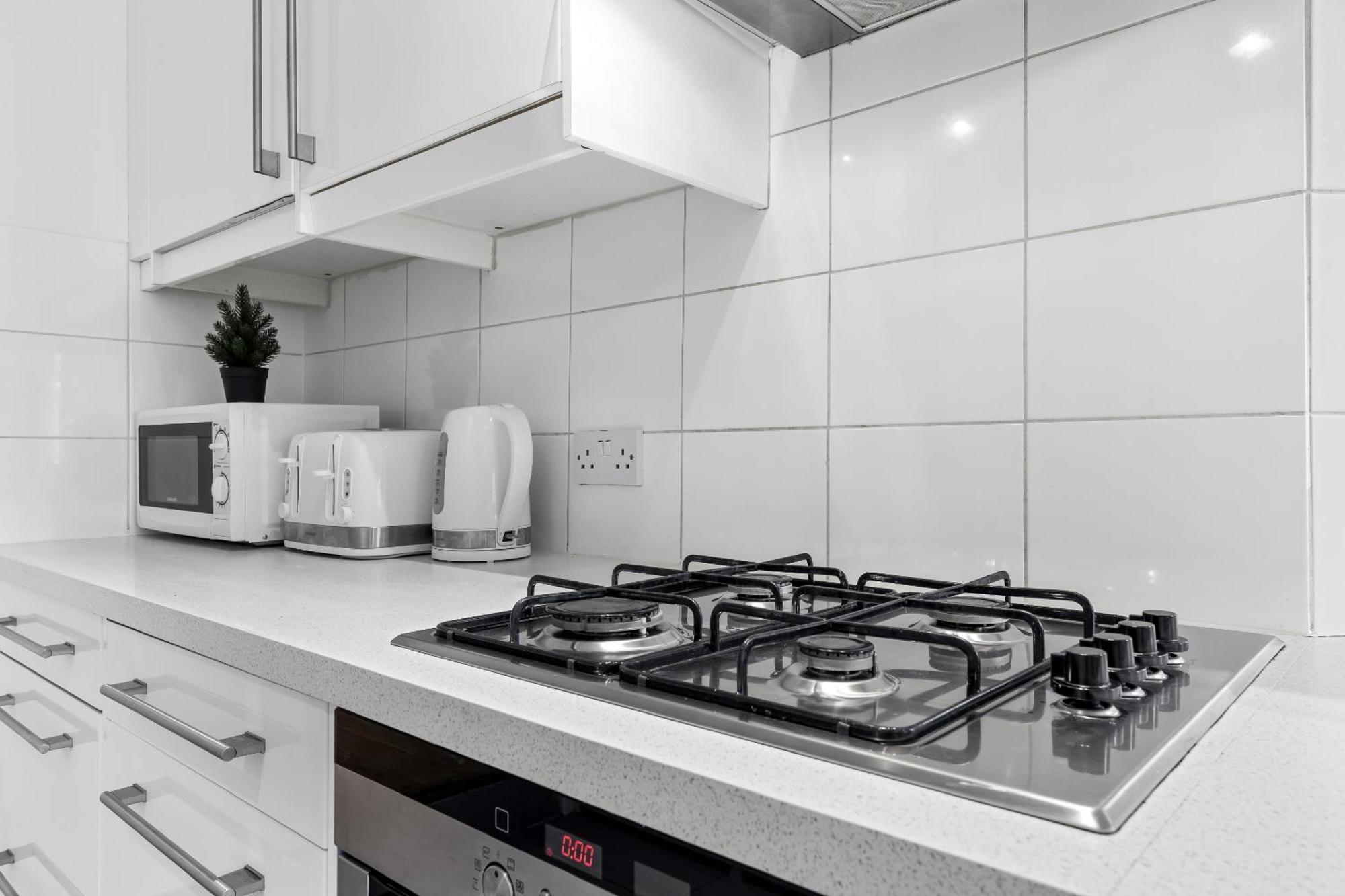 Luxury 4-bedroom Modern Flat In Steps From Station, Sleeps 9 In Style! Appartement